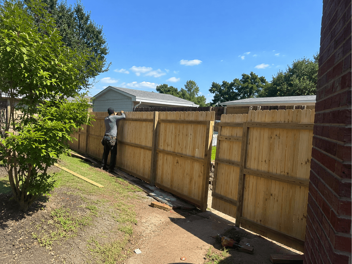 Fence services by Walfredo Lopez Contractor