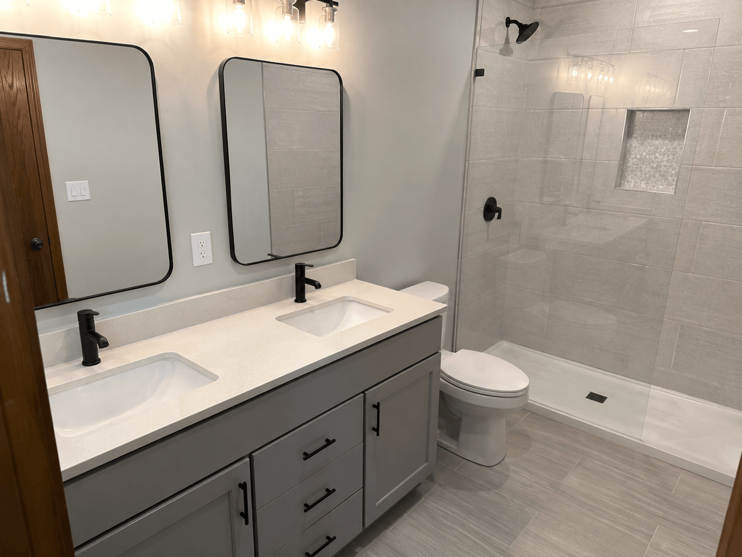 Bathroom Remodeling services by Walfredo Lopez Contractor